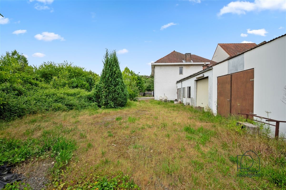 Te renoveren huis (tweewoonst)  met mogelijkheid tot 2 bouwgronden