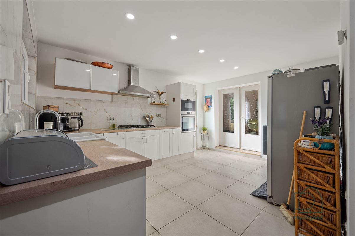 Halfopen bebouwing met bijgebouw en veel potentieel te koop in Bonheiden