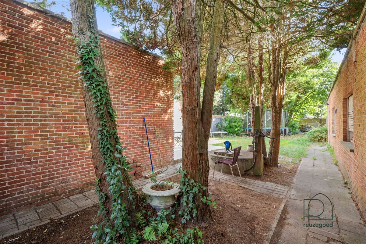 Halfopen bebouwing met bijgebouw en veel potentieel te koop in Bonheiden