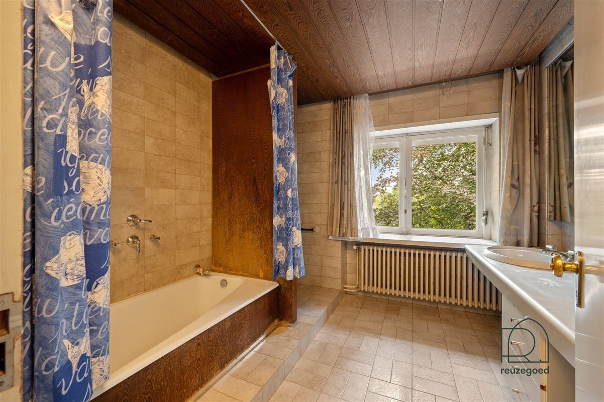 Groot te renoveren ingenieurswoning met veel karakter