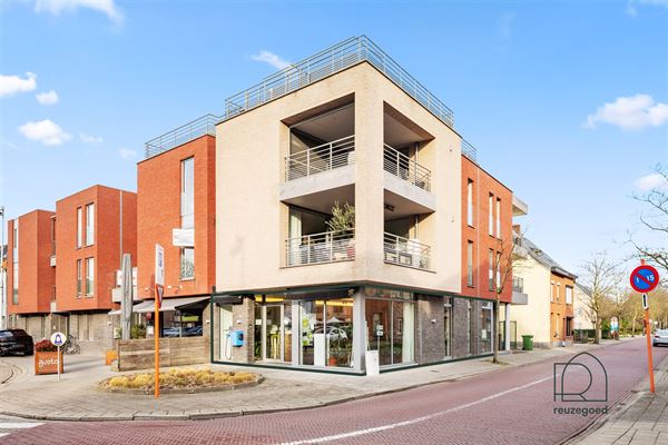 Handelspand met topligging op het Kerkplein van Bonheiden