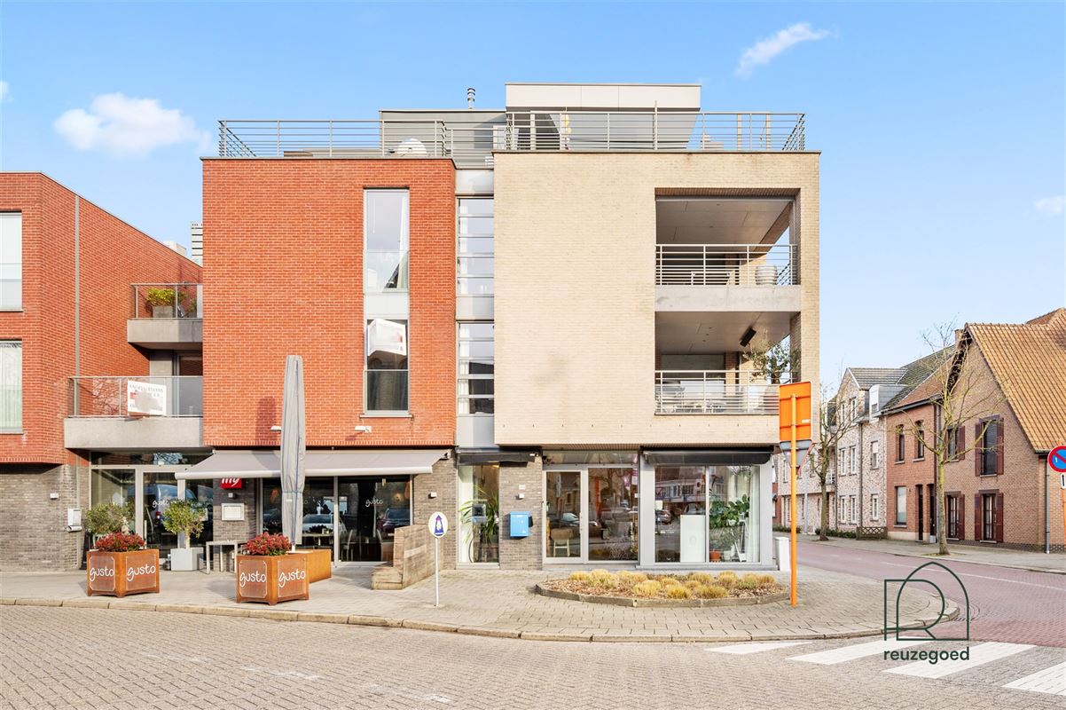 Handelspand met topligging op het Kerkplein van Bonheiden