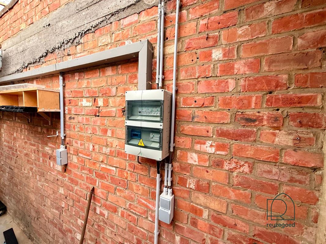 Ruime hoekgarage met conforme elektriciteit en natuurlijk licht