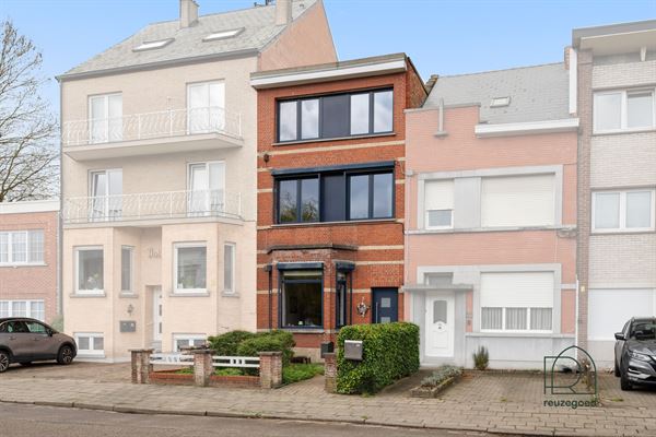 Charmante, verrassend ruime, op te frissen woning met 3 slaapkamers, garage en zonnig tuintje op fietsafstand van Mechelen centrum!