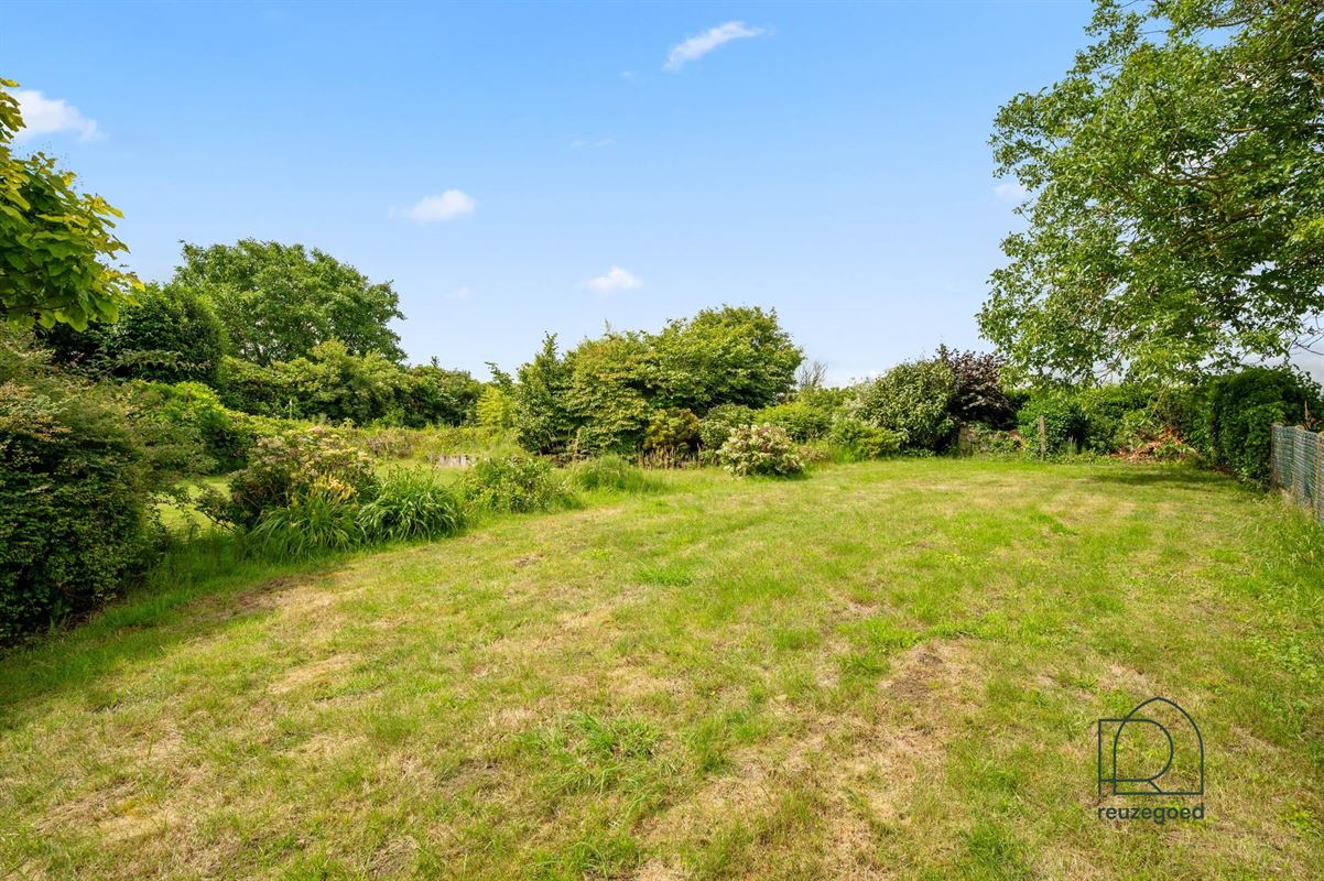 Gelijkvloerse villa te koop in Hombeek - rust, ruimte en potentieel