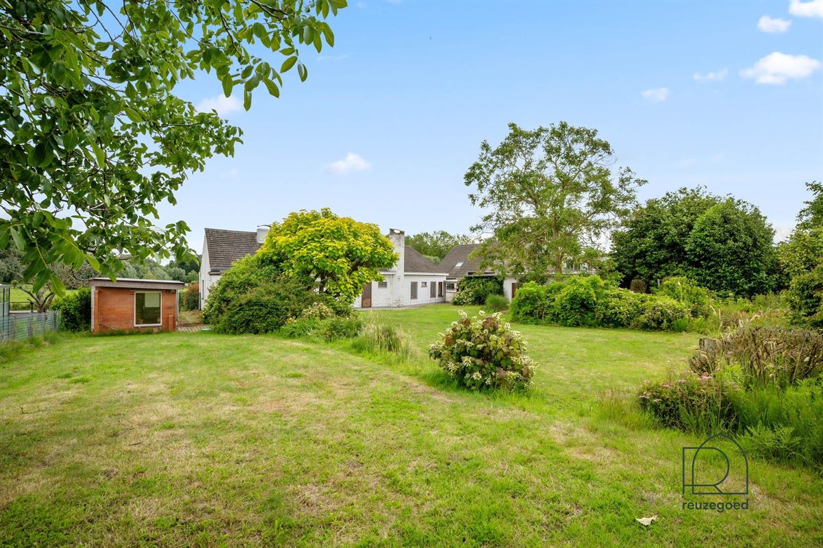 Gelijkvloerse villa te koop in Hombeek - rust, ruimte en potentieel