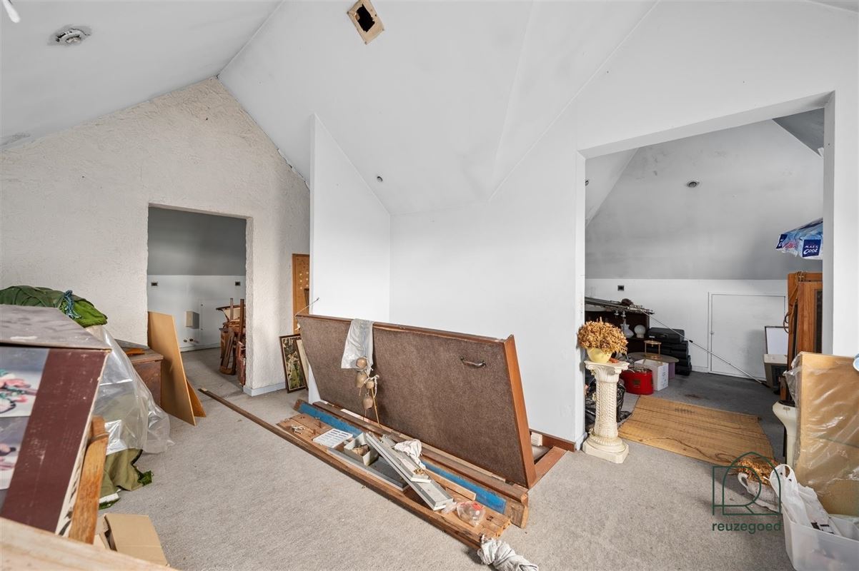 Te renoveren huis (382m²) met mogelijkheid tot 2 bouwgronden