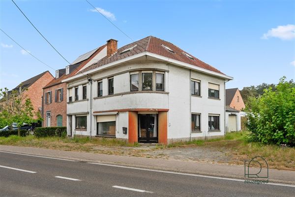 Te renoveren huis (382m²) met mogelijkheid tot 2 bouwgronden
