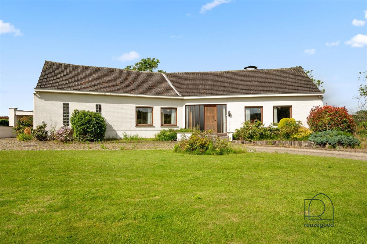 Gelijkvloerse villa te koop in Hombeek - rust, ruimte en potentieel