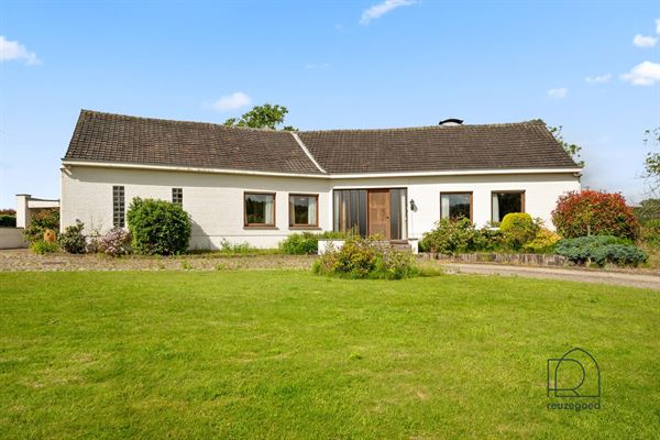 Gelijkvloerse villa te koop in Hombeek - rust, ruimte en potentieel