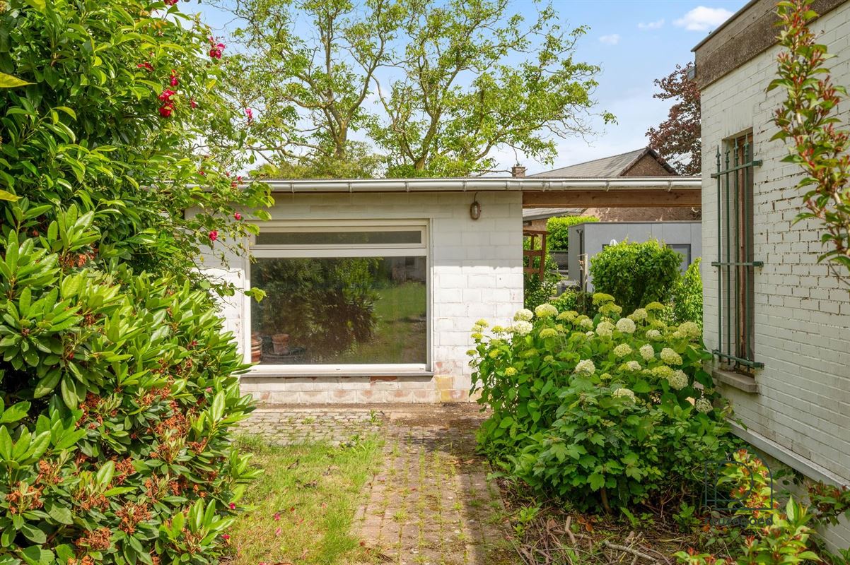 Gelijkvloerse villa te koop in Hombeek - rust, ruimte en potentieel