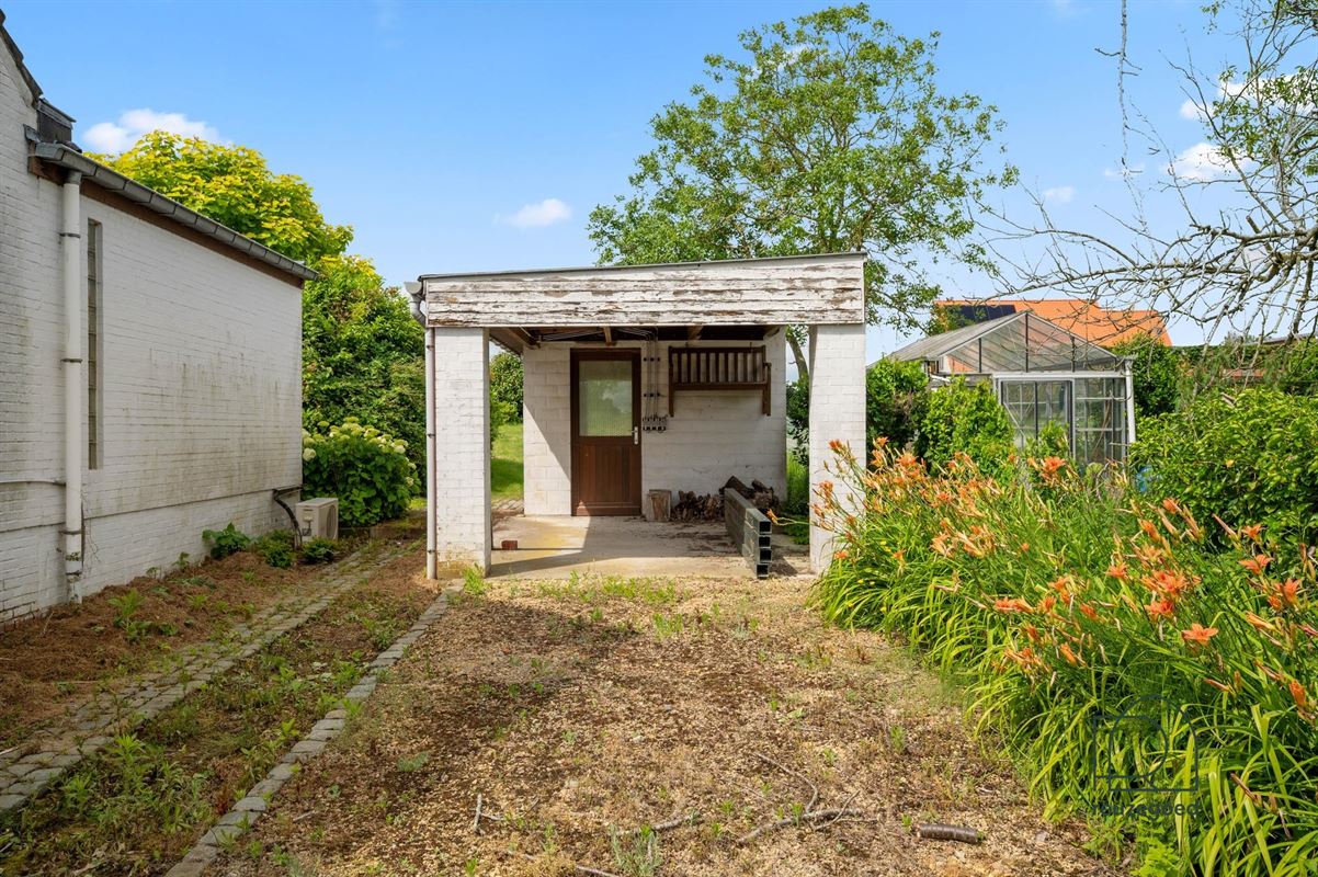 Gelijkvloerse villa te koop in Hombeek - rust, ruimte en potentieel