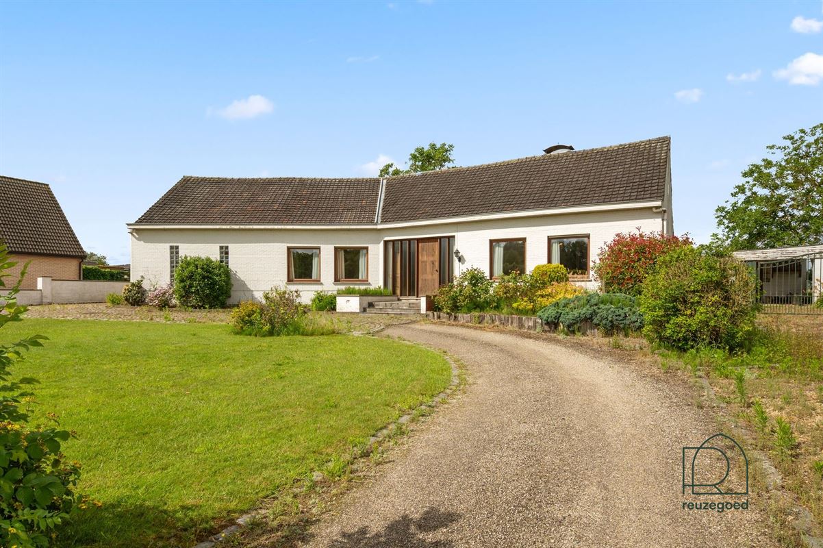 Gelijkvloerse villa te koop in Hombeek - rust, ruimte en potentieel