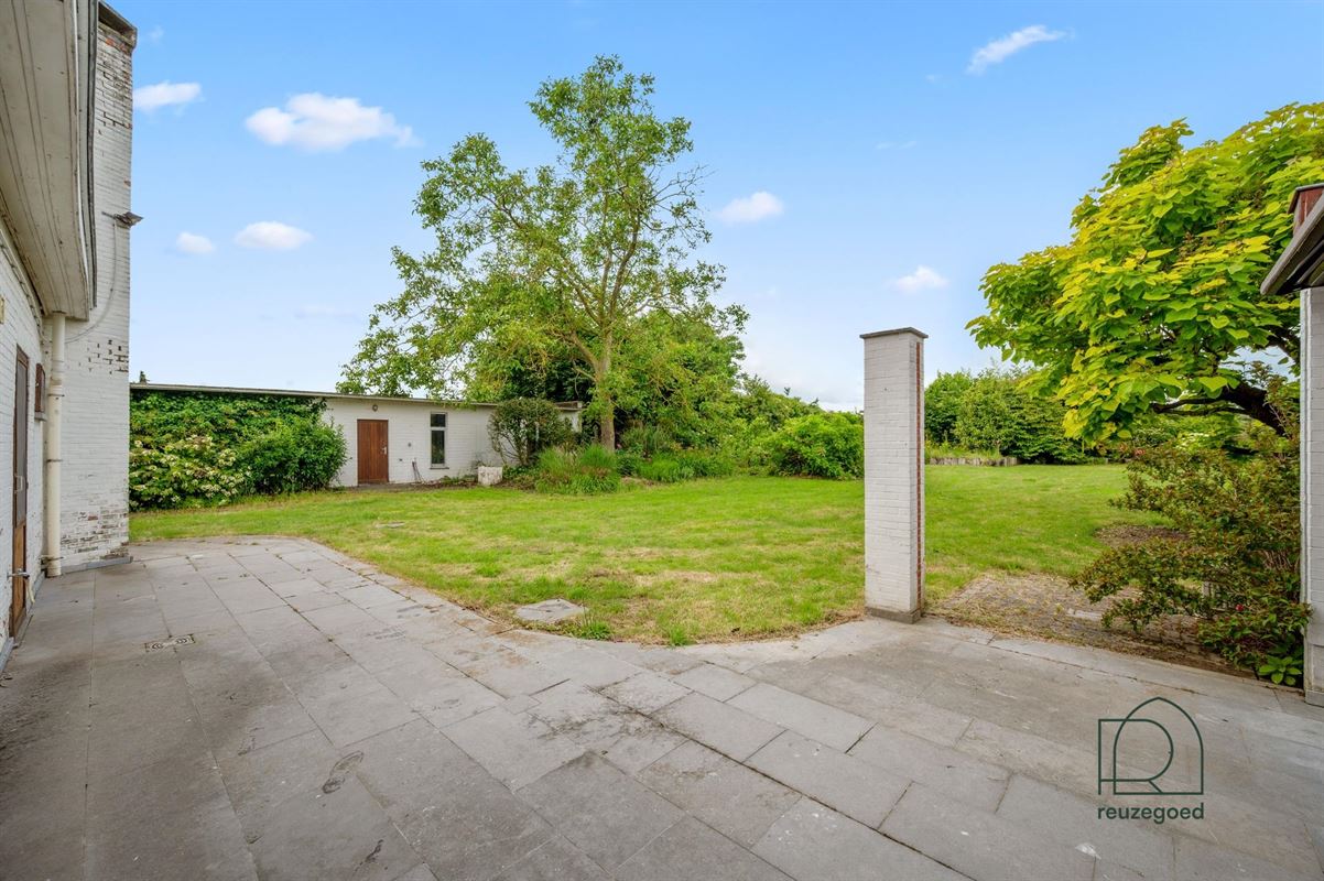 Gelijkvloerse villa te koop in Hombeek - rust, ruimte en potentieel