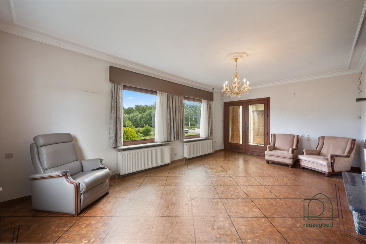 Gelijkvloerse villa te koop in Hombeek - rust, ruimte en potentieel