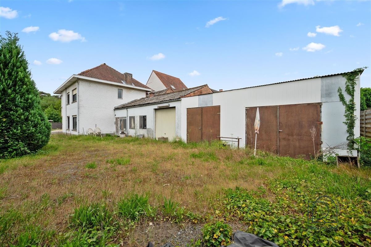 Te renoveren huis (382m²) met mogelijkheid tot 2 bouwgronden