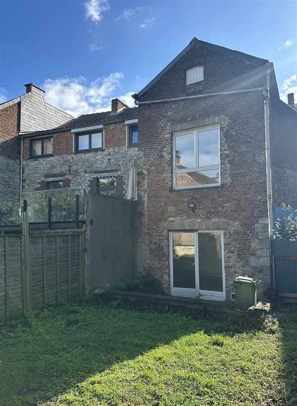 Petite maison deux façades avec jardin A RENOVER !