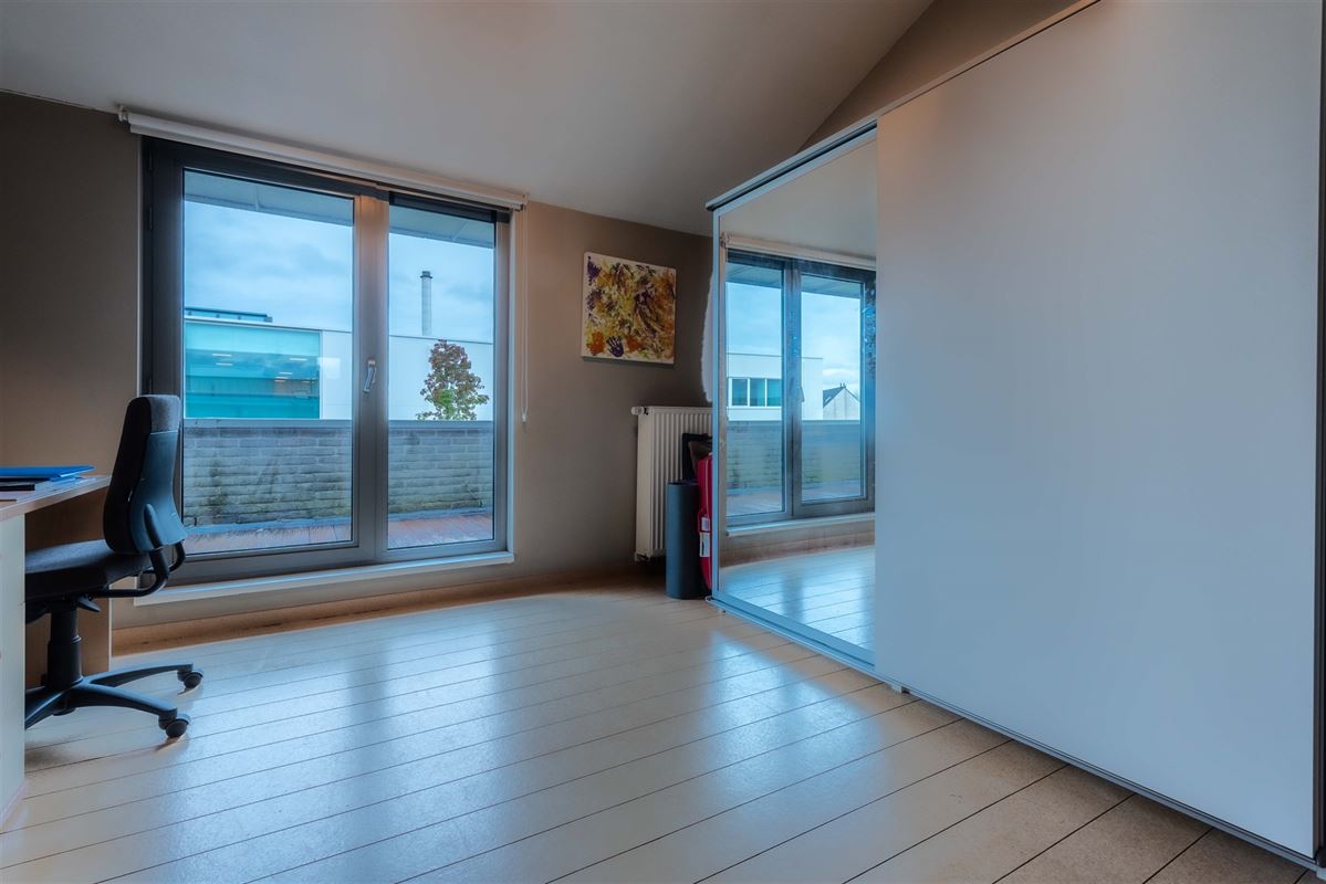 Lichtrijk ruim appartement met riant terras