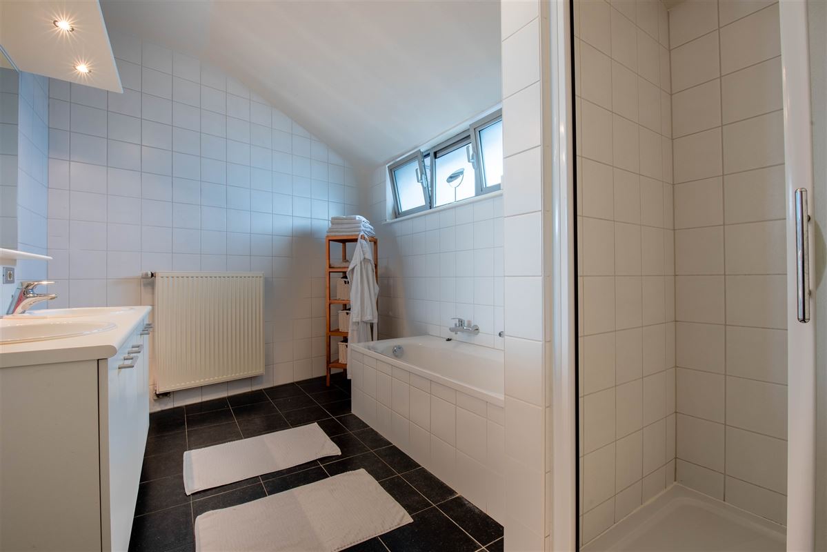 Lichtrijk ruim appartement met riant terras