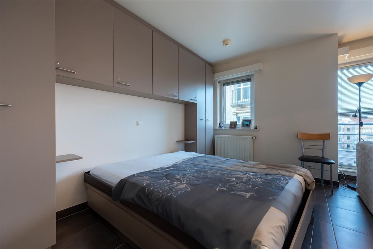 Studio avec vue latérale sur la mer