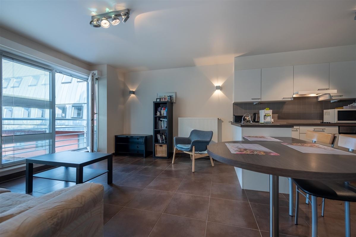 Studio avec vue latérale sur la mer