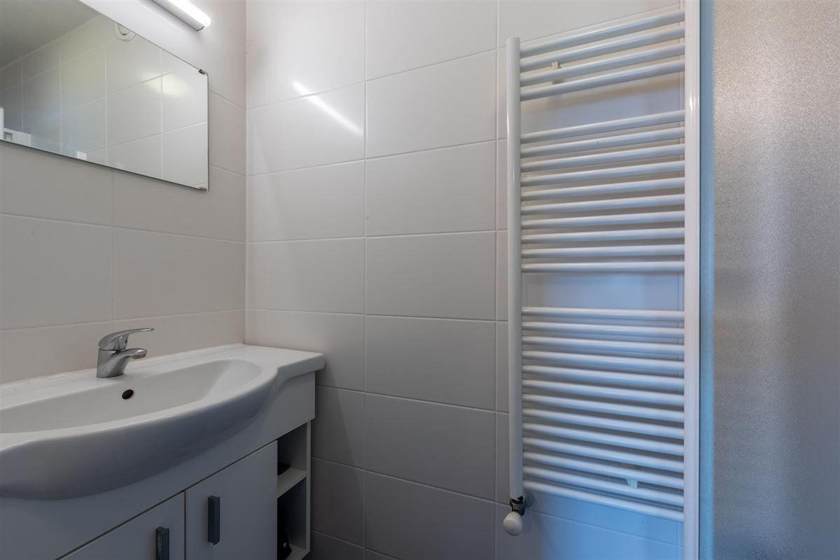 Studio avec vue latérale sur la mer