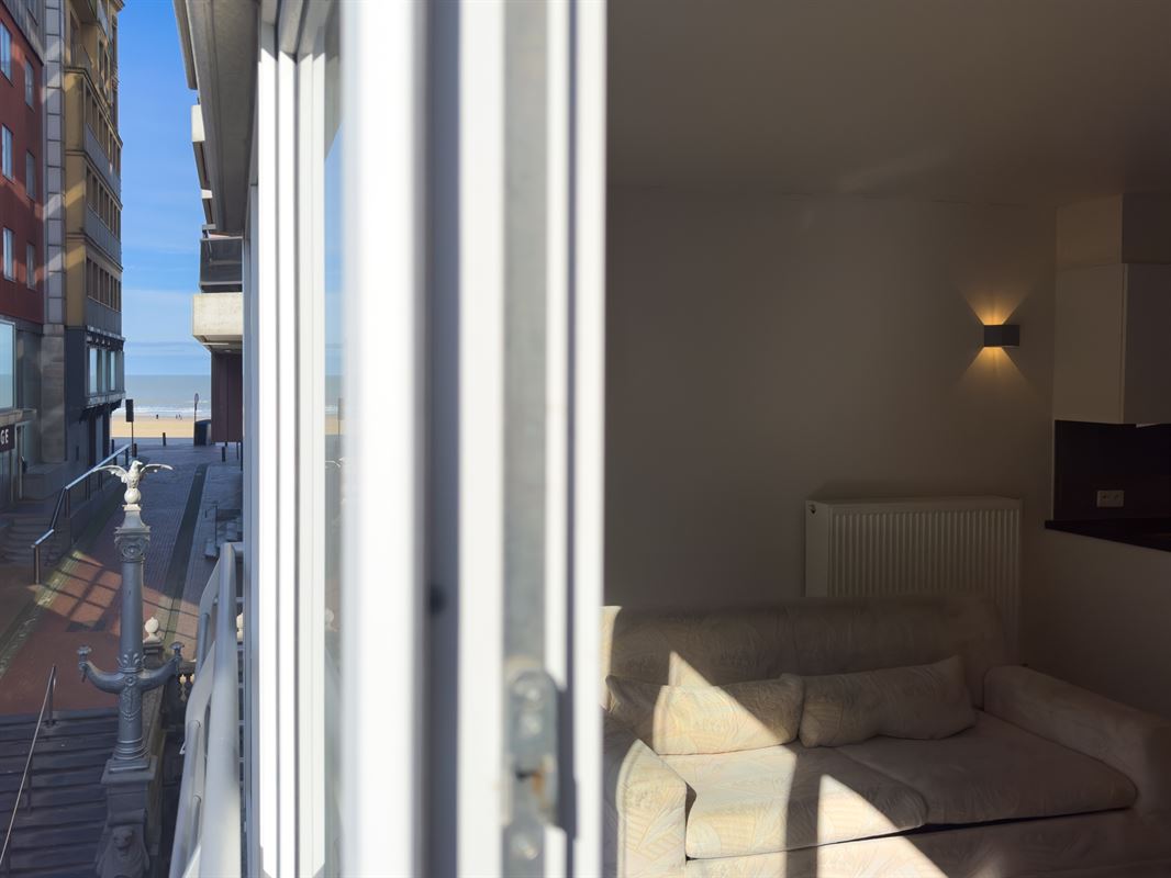 Studio avec vue latérale sur la mer