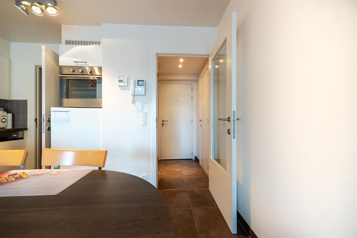 Studio avec vue latérale sur la mer