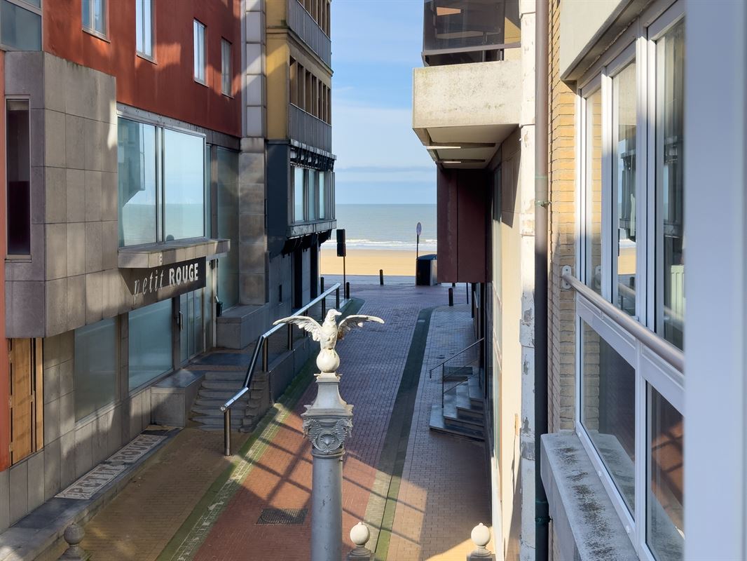 Studio avec vue latérale sur la mer