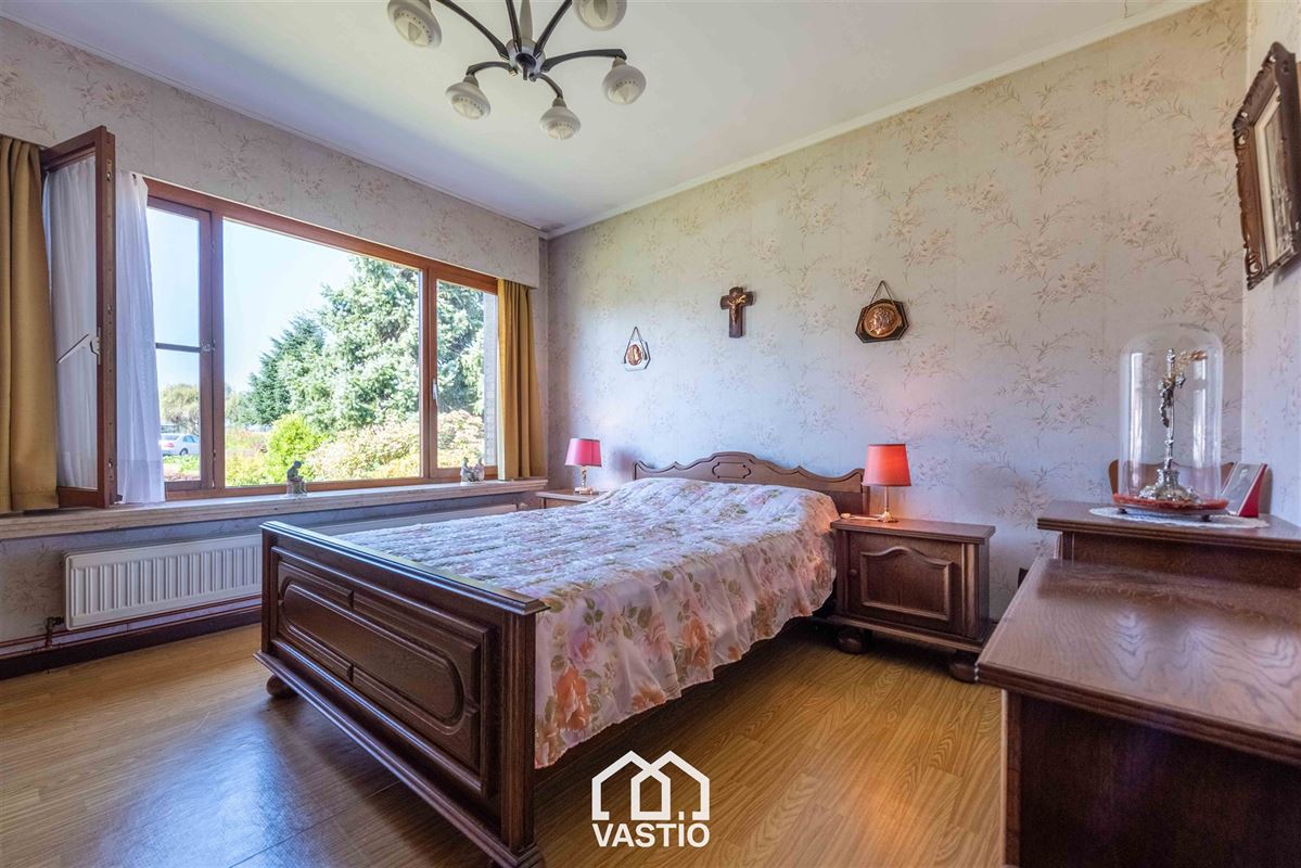 Charmante open bebouwing met grote tuin en garage