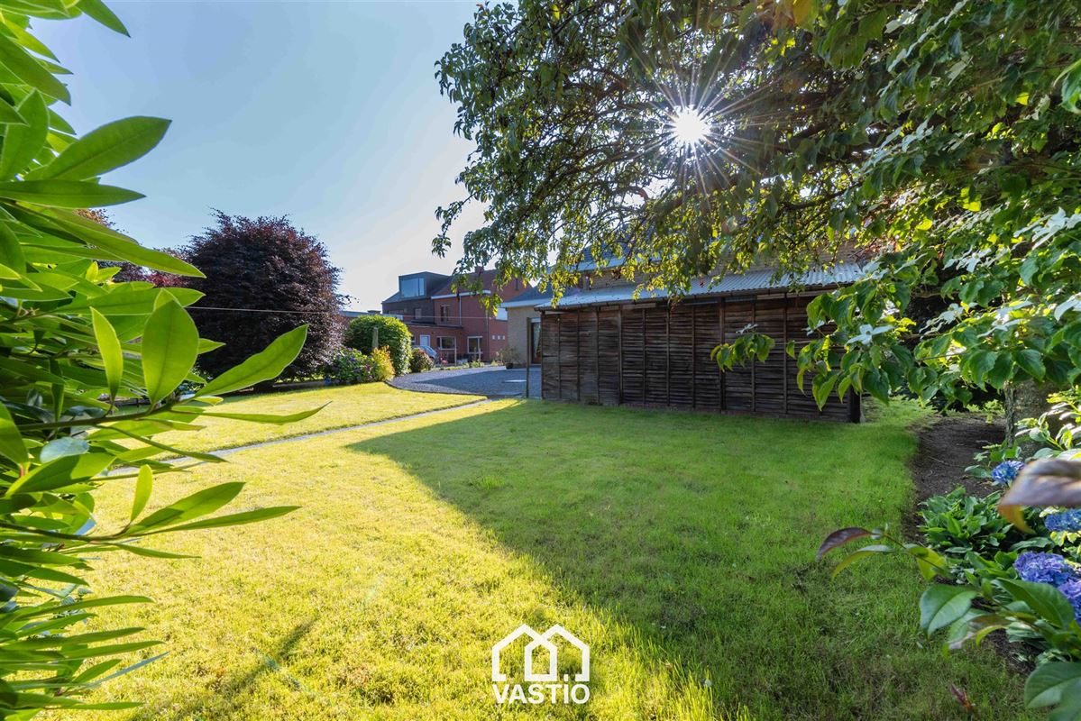 Charmante open bebouwing met grote tuin en garage