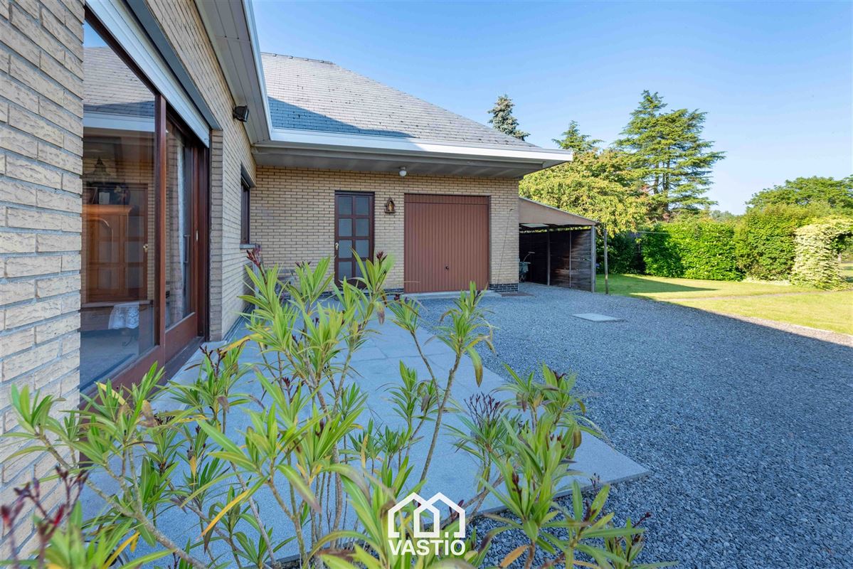 Charmante open bebouwing met grote tuin en garage