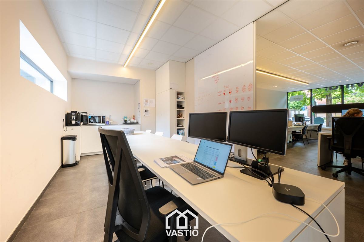 Commercieel pand gelijkvloers met vergaderruimte