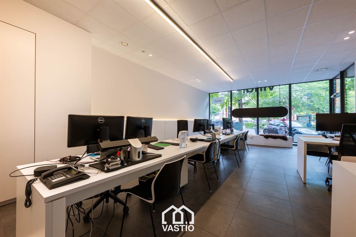 Commercieel pand gelijkvloers met vergaderruimte