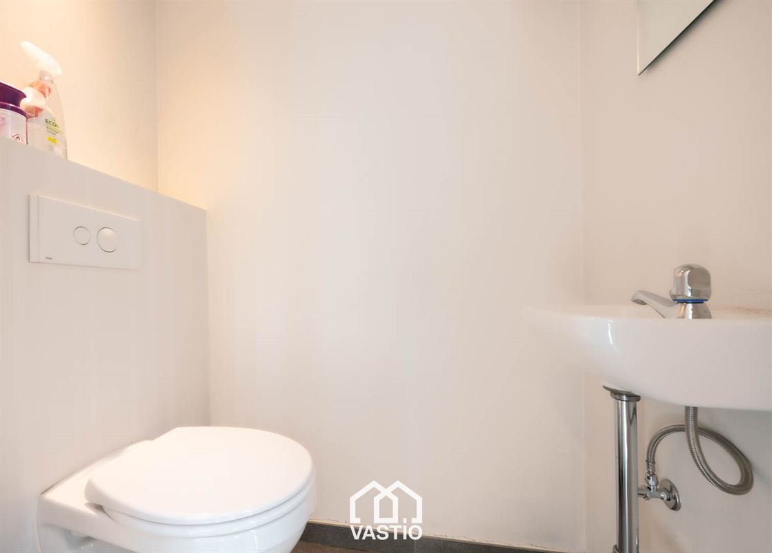 Commercieel pand gelijkvloers met vergaderruimte