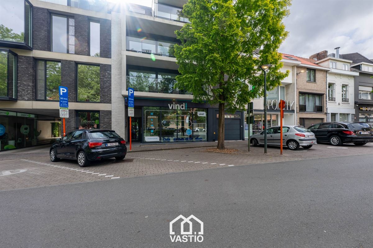 Commercieel pand gelijkvloers met vergaderruimte