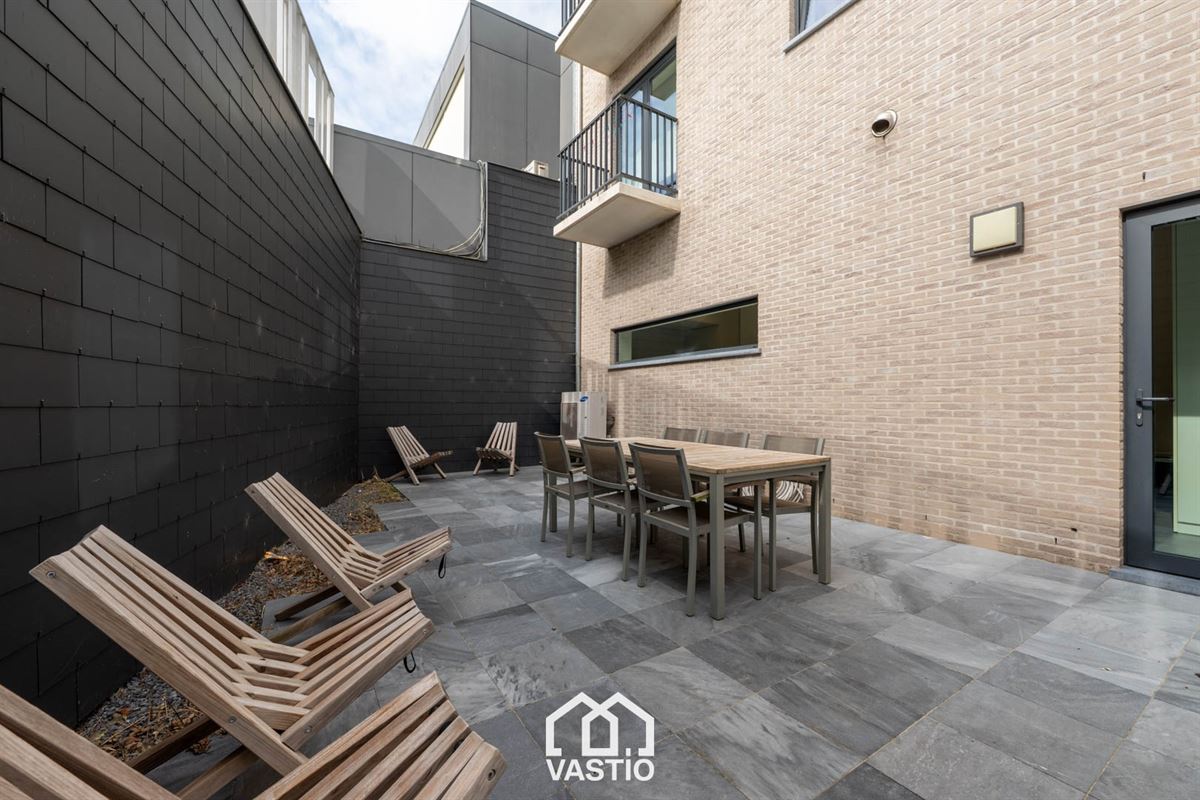 Commercieel pand gelijkvloers met vergaderruimte