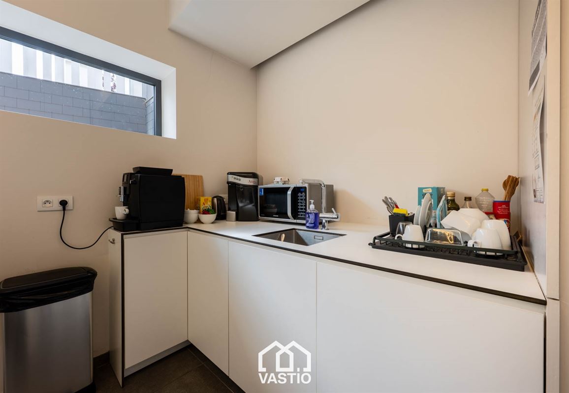 Commercieel pand gelijkvloers met vergaderruimte