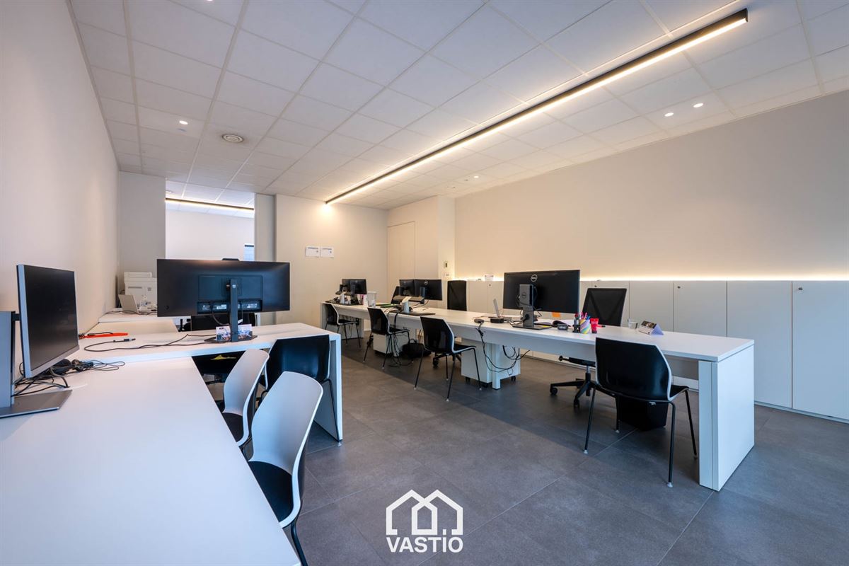 Commercieel pand gelijkvloers met vergaderruimte