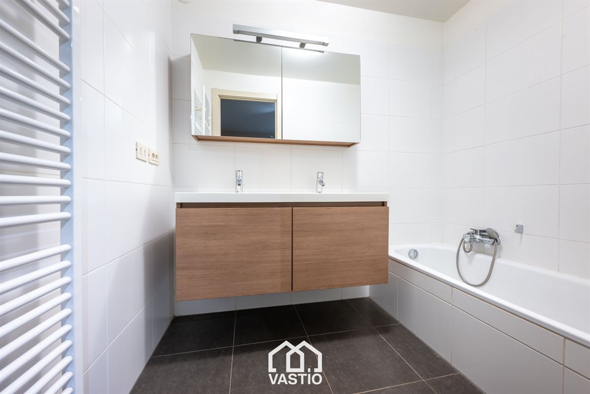 Gelijkvloers appartement met 2 slpks & 2 badkamers