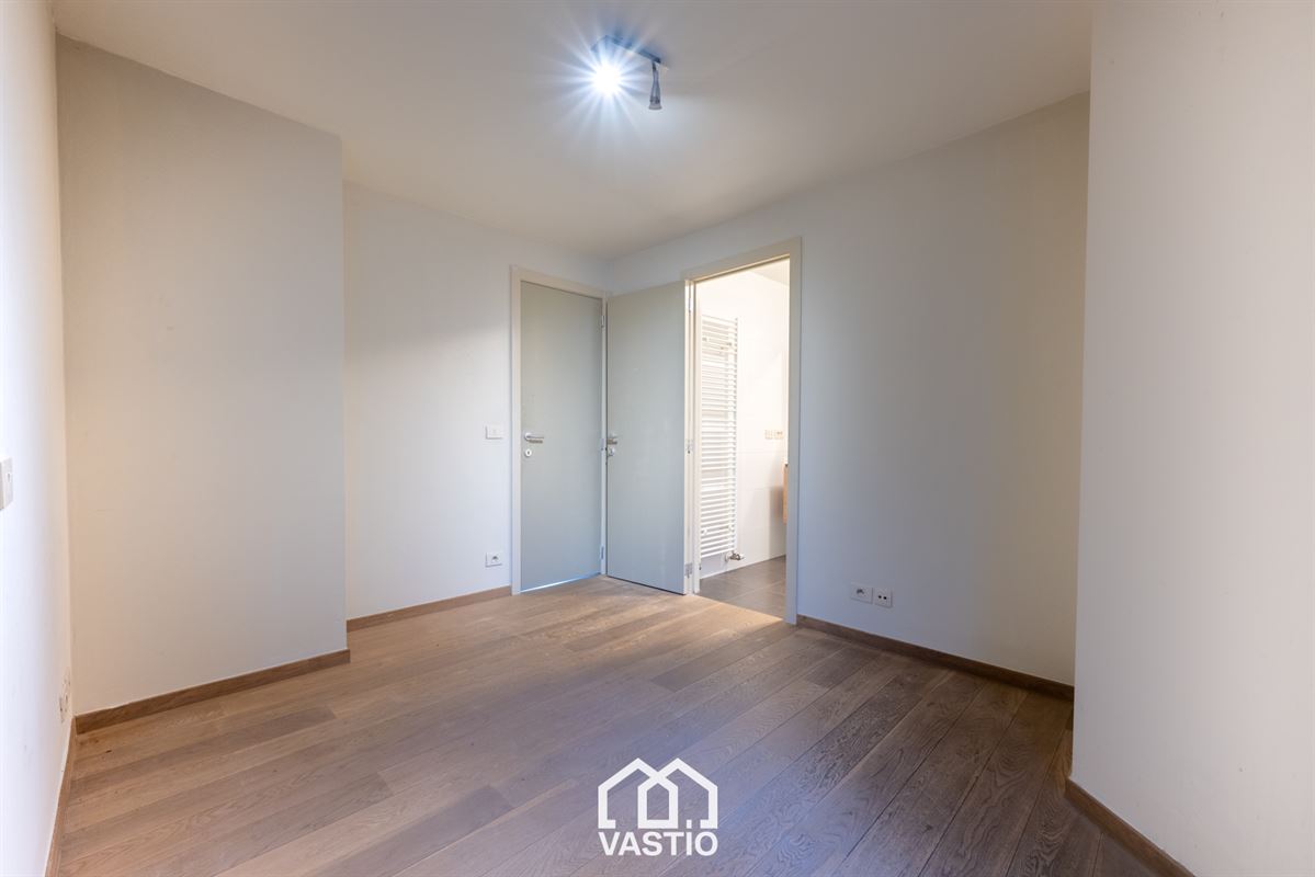 Gelijkvloers appartement met 2 slpks & 2 badkamers