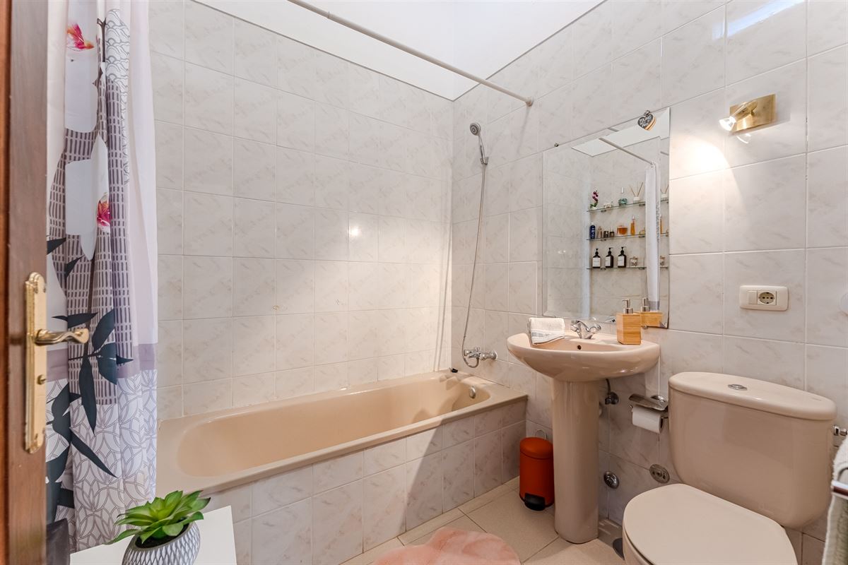 Ruime gelijkvloerse bungalow met tuin en garage in Guargacho