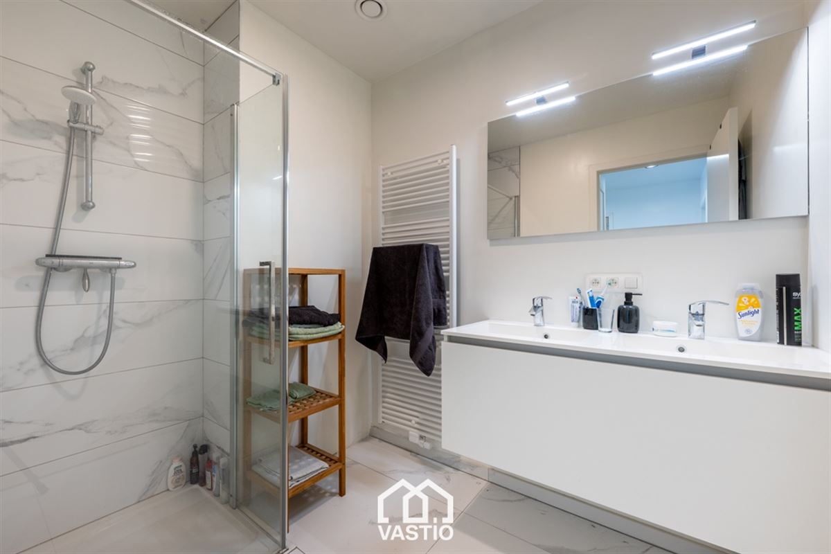 Gemeubeld 2-slpk appartement met modern terras