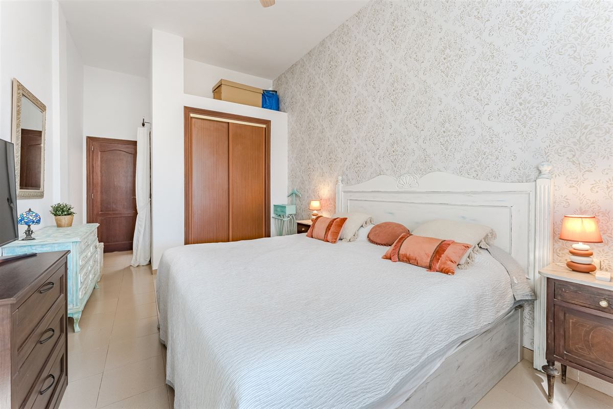 Ruime gelijkvloerse bungalow met tuin en garage in Guargacho