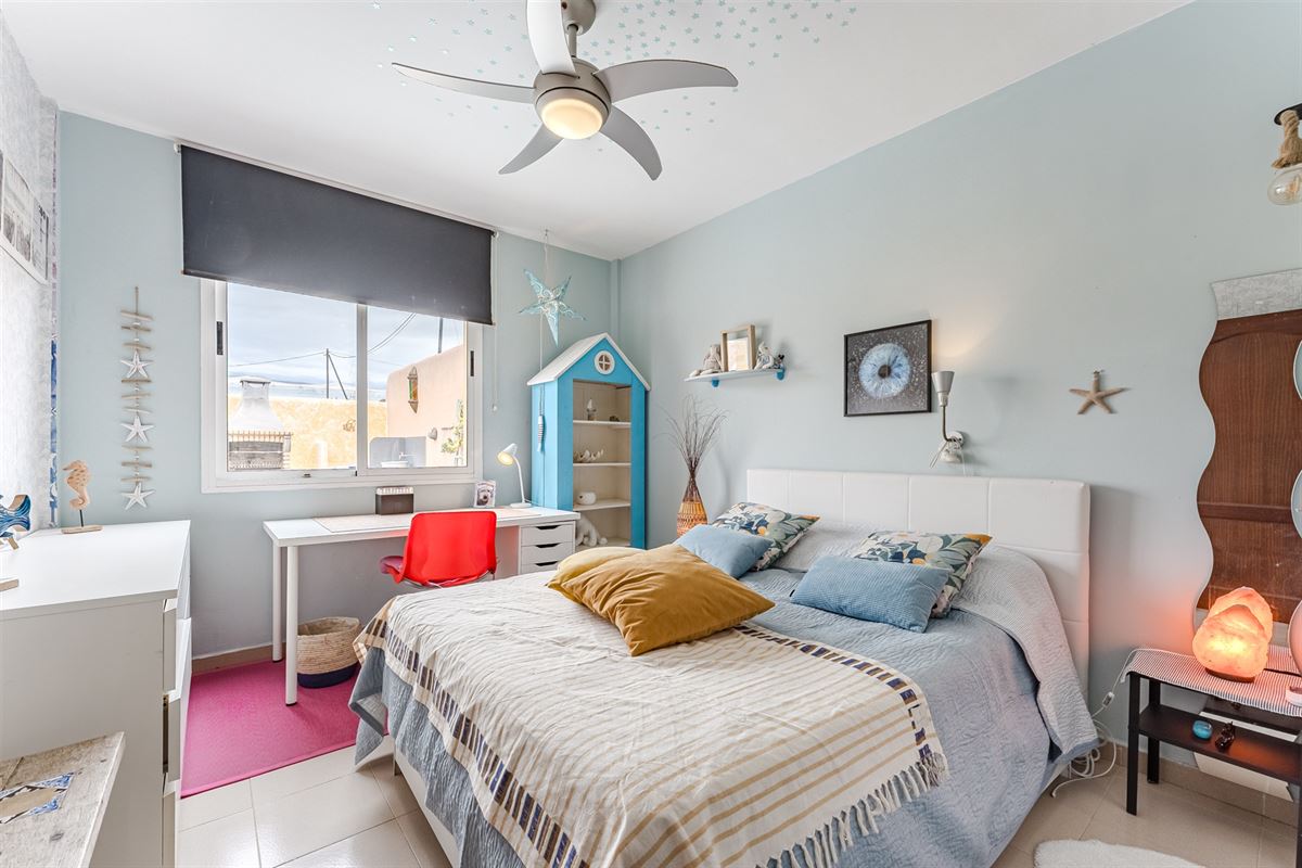 Ruime gelijkvloerse bungalow met tuin en garage in Guargacho