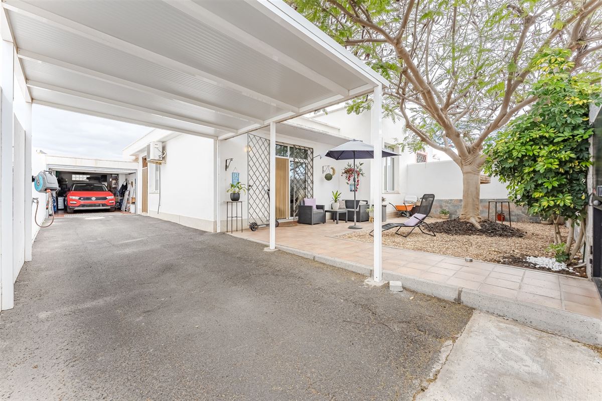 Ruime gelijkvloerse bungalow met tuin en garage in Guargacho