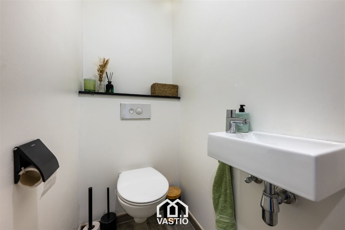 Gemeubeld 2-slpk appartement met modern terras