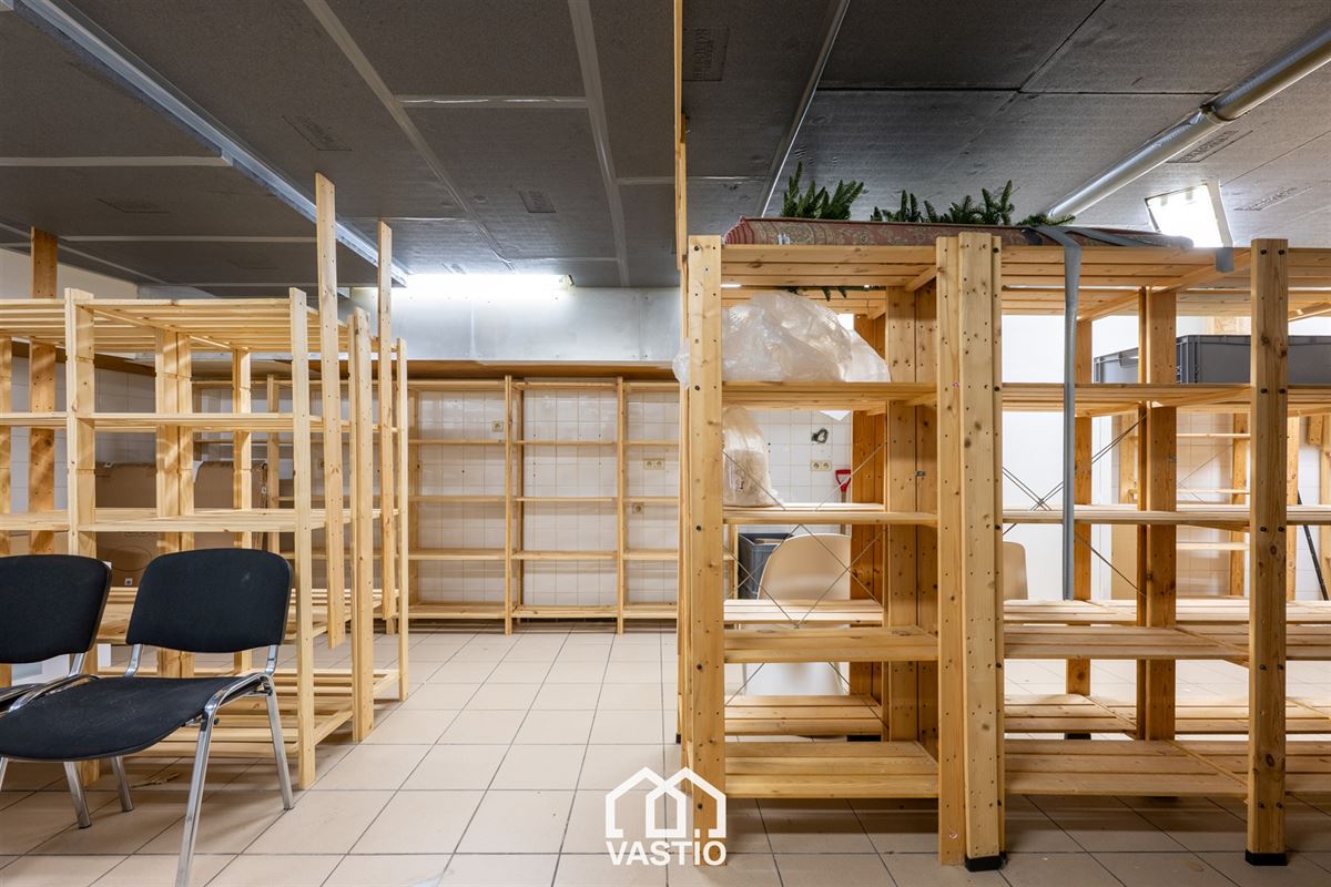 Instapklaar kantoor met grote vitrine in Knokke-Heist