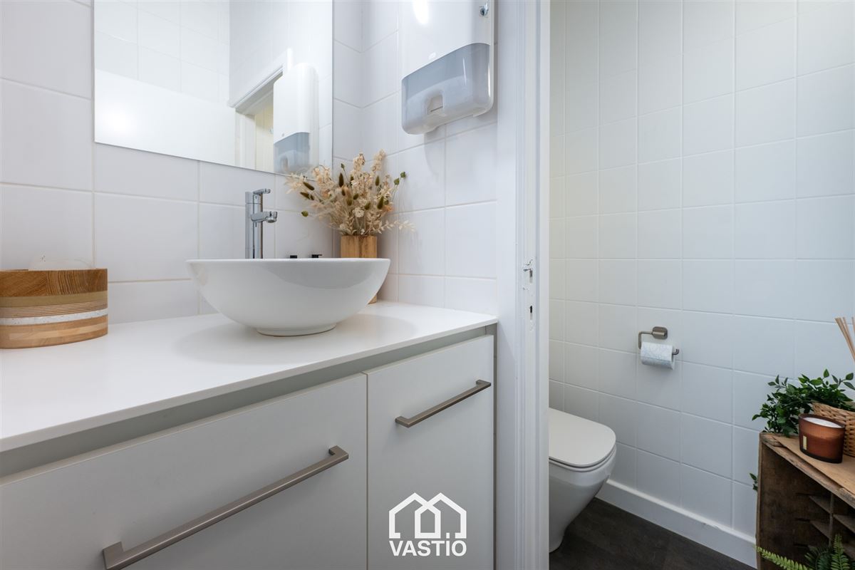 Instapklaar kantoor met grote vitrine in Knokke-Heist