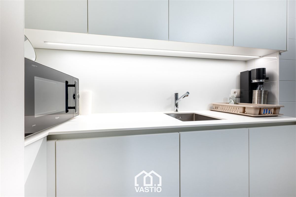 Instapklaar kantoor met grote vitrine in Knokke-Heist